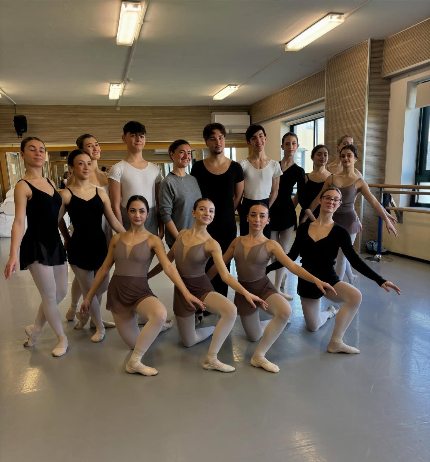 Lezione di danza classica con la nostra maestra @annalisadigaeta presso il @liceo_coreutico_pompei ❤️